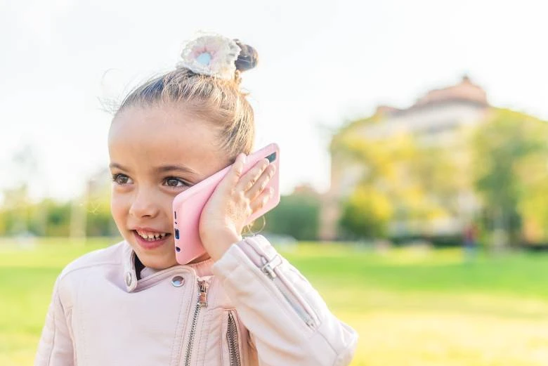 devojcica prica telefonom