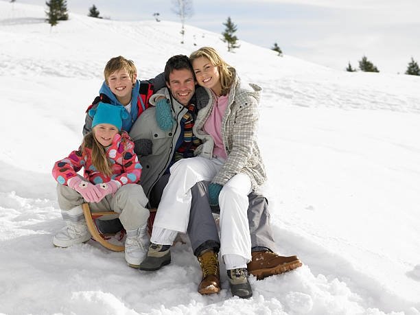 Porodica na snegu i Ciciban ski čizme