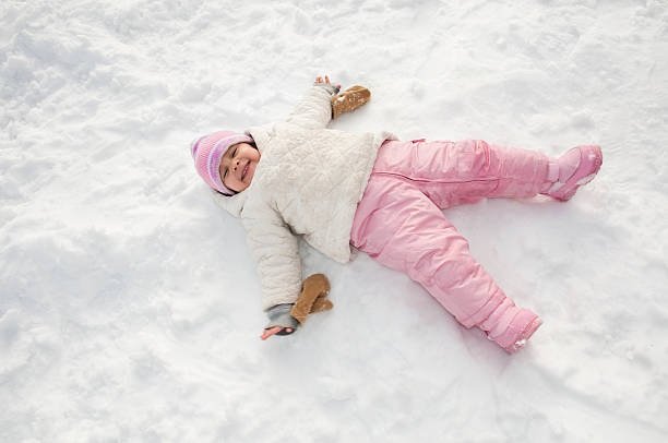 Dete na snegu u nepromočivim čizmama